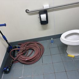 ummm??? women's bathroom ummm??? women's bathroom