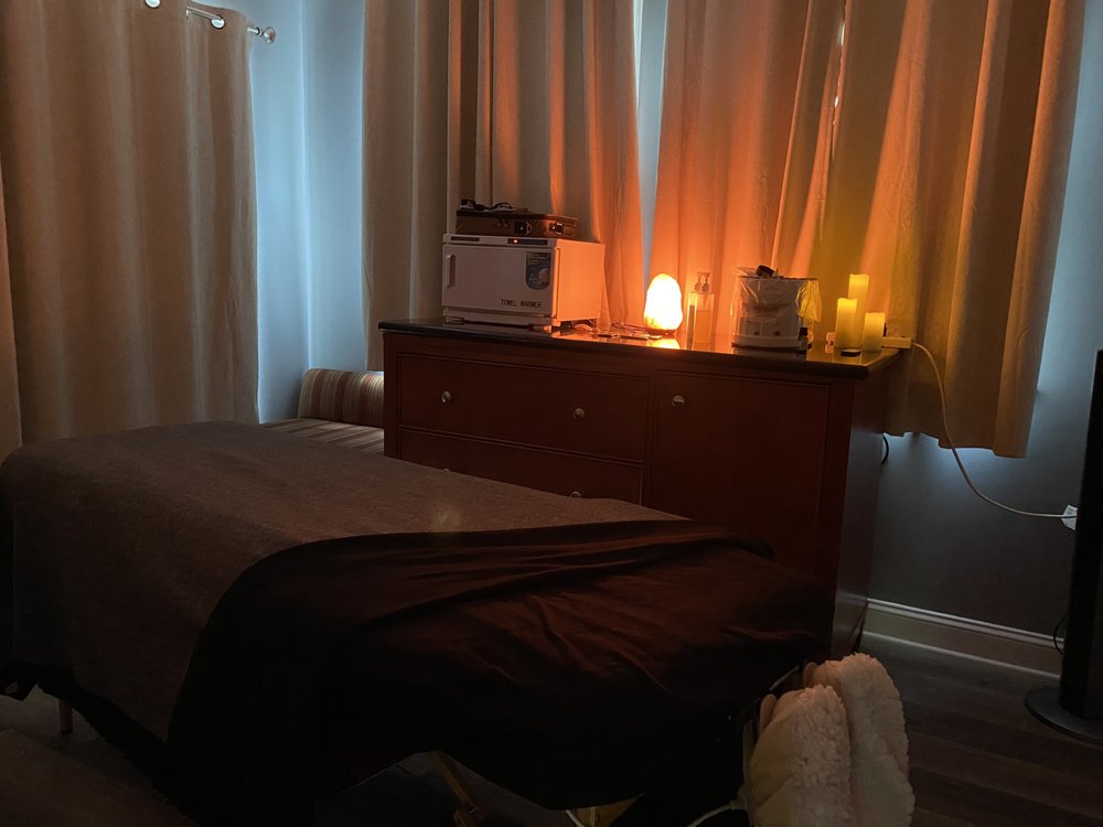 Renu Massage & Wellness Logo