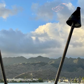 Kona Brewing - Tiki torches overlooking the mountains - Pubs Near Me - Honolulu, Hawaii Kona Brewing - Tiki torches overlooking the mountains - Pubs Near Me - Honolulu, Hawaii