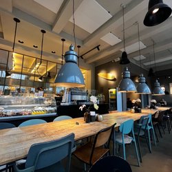 Wulff og Konstali Food Shop - Nov 2022 lots of seating