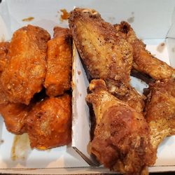 Buffalo Wild Wings - TRADITIONAL WINGS: 10 ($19.99) *LEMON PEPPER *SPICY GARLIC