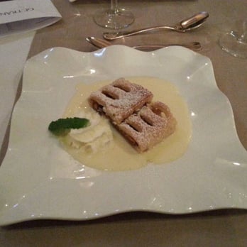 Vitus - Apfelstrudel mit Vanillesoße - German Near Me - Reinstorf, NI