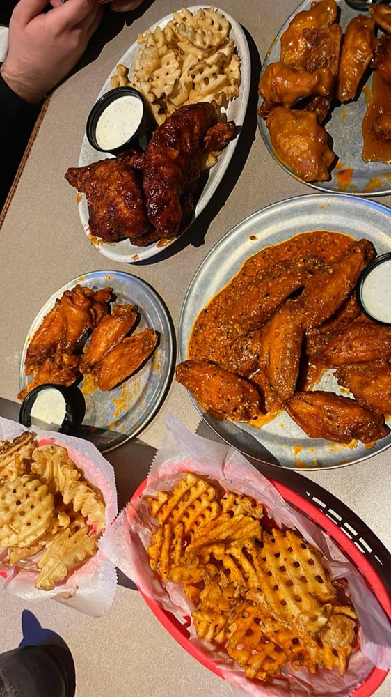 Pluckers Wing Bar - Arlington