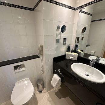 Hilton - Room 520 Bathroom - Hotels Near Me - Dublin, D