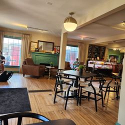 Gaslight Be Cafe - Lots of seating.