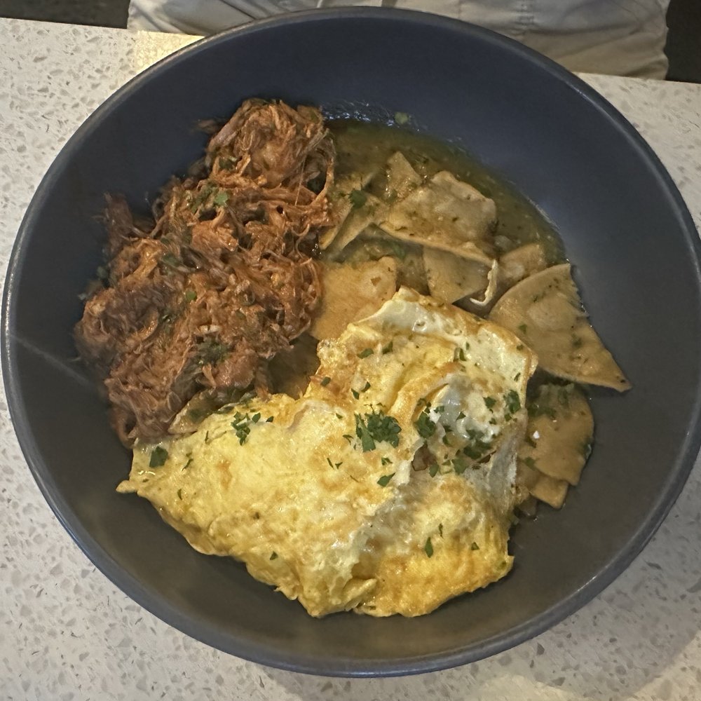 Chilaquiles verdes w/chicken