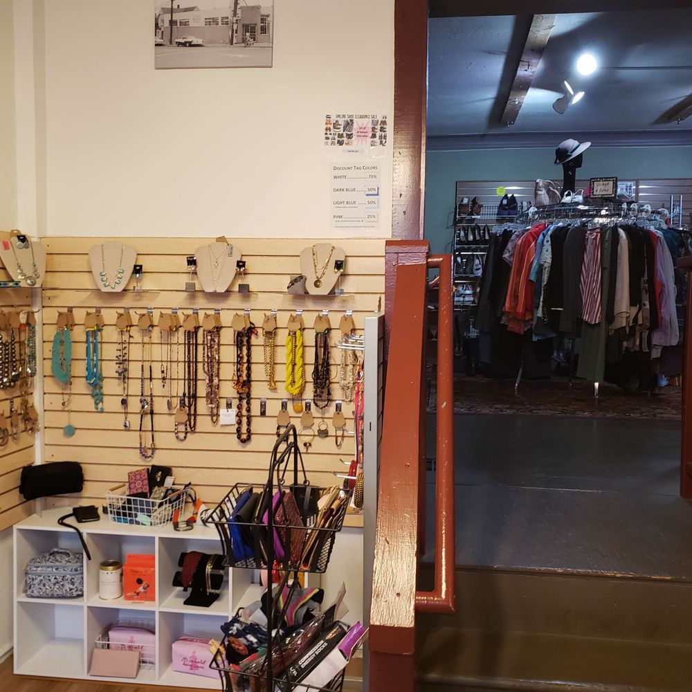 The jewelry corner and the vintage/retro room (that also has discount shoes). The jewelry corner and the vintage/retro room (that also has discount shoes).