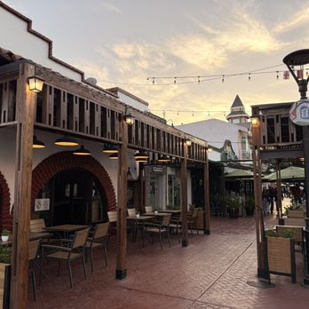Victor's - Updated outdoor sitting area for al fresco dining and people watching - Breakfast & Brunch Near Me - Ensenada, BCN