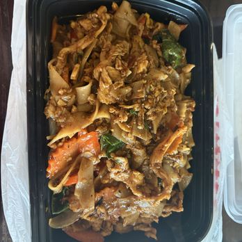 buddy's thai - Drunken Noodles Chicken - Thai Near Me