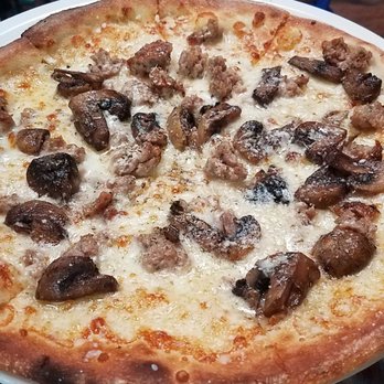Rustic, Francis's Favorites - Funghi & sausage pizza - Italian Near Me - Geyserville, California Rustic, Francis's Favorites - Funghi & sausage pizza - Italian Near Me - Geyserville, California