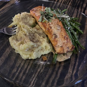 Suite 36 Brunch & Bistro - Salmon, Garlic Mashed Potatoes and Garlic String Beans - Breakfast & Brunch Near Me - Bellerose, New York