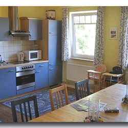 Ferienwohnung am Golfplatz Wittenbeck Ostsee bei Kühlungsborn - Ferienwohnung Ostsee Kühlungsborn Wittenbeck - Küche - Esstisch für 12 Personen