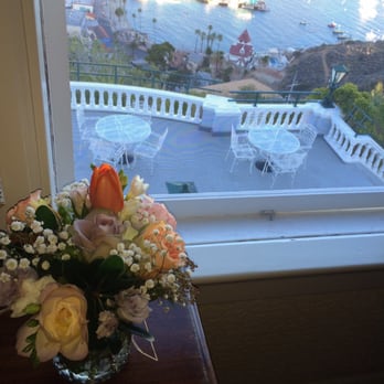 Mt Ada - beautiful fresh flowers and view of the veranda and harbor - Bed & Breakfast Near Me - Avalon, California Mt Ada - beautiful fresh flowers and view of the veranda and harbor - Bed & Breakfast Near Me - Avalon, California