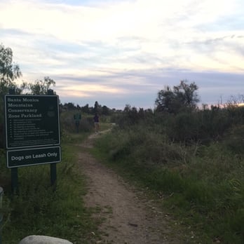 Oro Vista Park - Entrance to the trail behind the park. - Hiking Near Me - Los Angeles, California Oro Vista Park - Entrance to the trail behind the park. - Hiking Near Me - Los Angeles, California