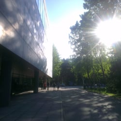 Pirkkolan liikuntapuisto - Uimahallin sisäänkäyntiä.