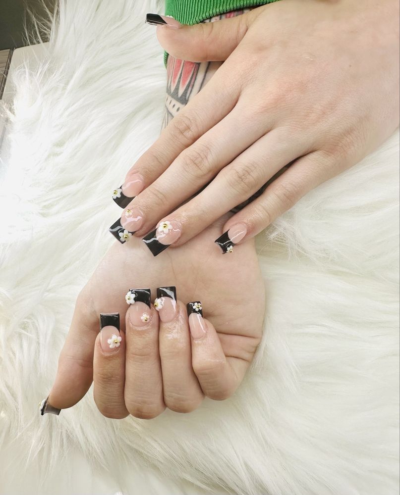 Tulip Nails Logo