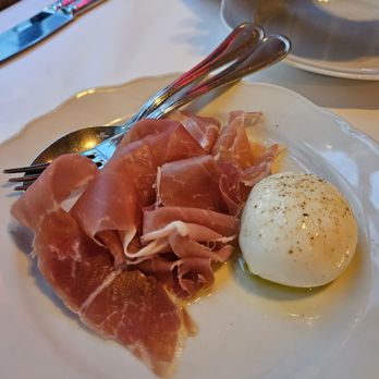 I Sodi - Burrata and prosciutto - Tuscan Near Me - New York, New York I Sodi - Burrata and prosciutto - Tuscan Near Me - New York, New York