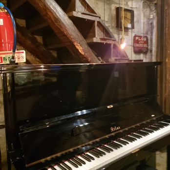 Flor dos Congregados - Piano at entrance - Portuguese Near Me - Porto, 13