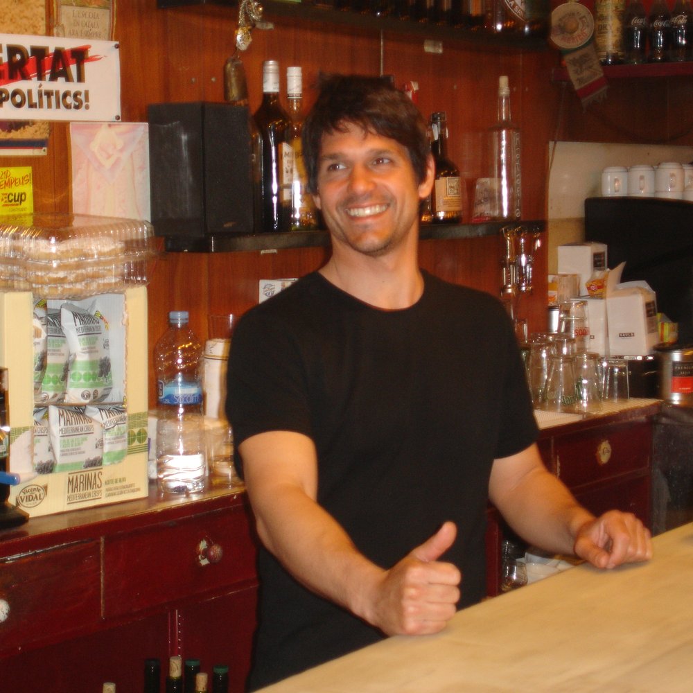 El Pinar - Friendly barkeep at El Pinar - Mediterranean Near Me - Barcelona, B