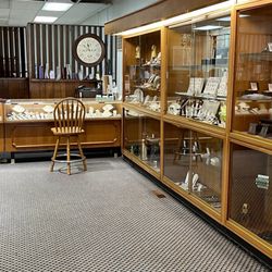 Creek Jewelers - Clean shop, easy to navigate & well-lit