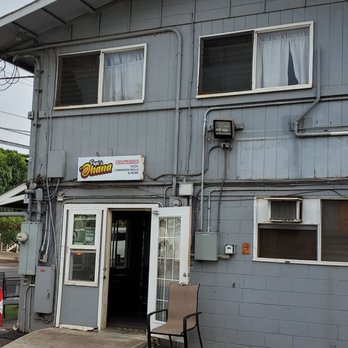 Papi’s Ohana - The restaurant entrance.  There is an adjacent parking lot. - Pizza Near Me - Lahaina, Hawaii