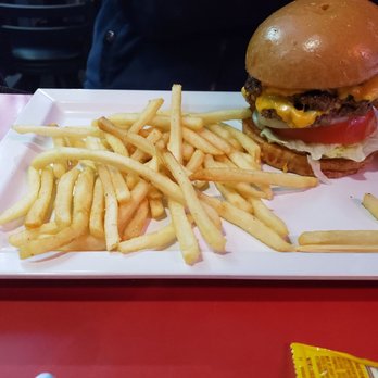 Paulie's Pub and Eatery - Meh burger - Pubs Near Me - West Allis, Wisconsin