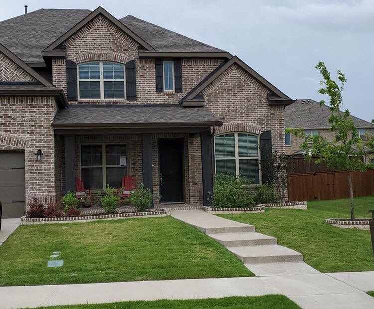 Slide of Black Diamond Seamless Gutter