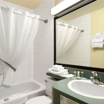 Travelodge - Guest room bath - Hotels Near Me - Drumheller, Alberta Travelodge - Guest room bath - Hotels Near Me - Drumheller, Alberta