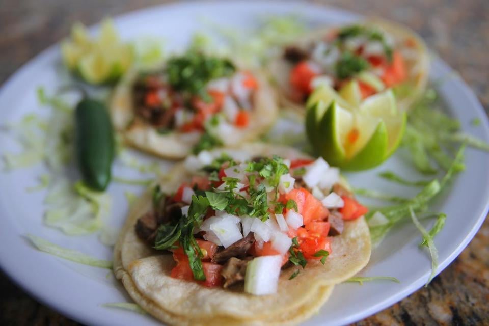 Hondu-Mex  Taqueria y Pupuseria Logo