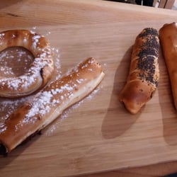 Les Garçons Parisiens - De droite à gauche : stick au pesto , tomates, mozzarella, stick à la saucisse épicée,  stick banane chocolat et le rond est aux griottes.