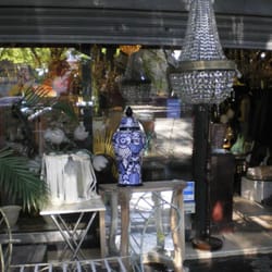 La Orilla - Exterior de la tienda