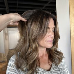Julia Loneman’s Blowouts - Blowout / Blowdry : Using tension with a boar bristle round brush, I blowdry textured hair smooth!