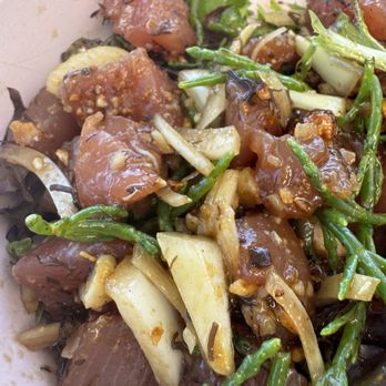 Haven's Harborside - Poke appetizer - Cocktail Bars Near Me - Wailuku, Hawaii