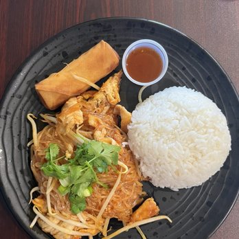 Dek Sen's By Rustic Spoon - Pad Thai, white rice and egg roll - Thai Near Me - Los Angeles, California Dek Sen's By Rustic Spoon - Pad Thai, white rice and egg roll - Thai Near Me - Los Angeles, California