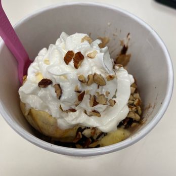 Baskin Robbins - Gold Medal Ribbon with hot Fudge Brownie and pecans - Ice Cream & Frozen Yogurt Near Me - Austin, Texas