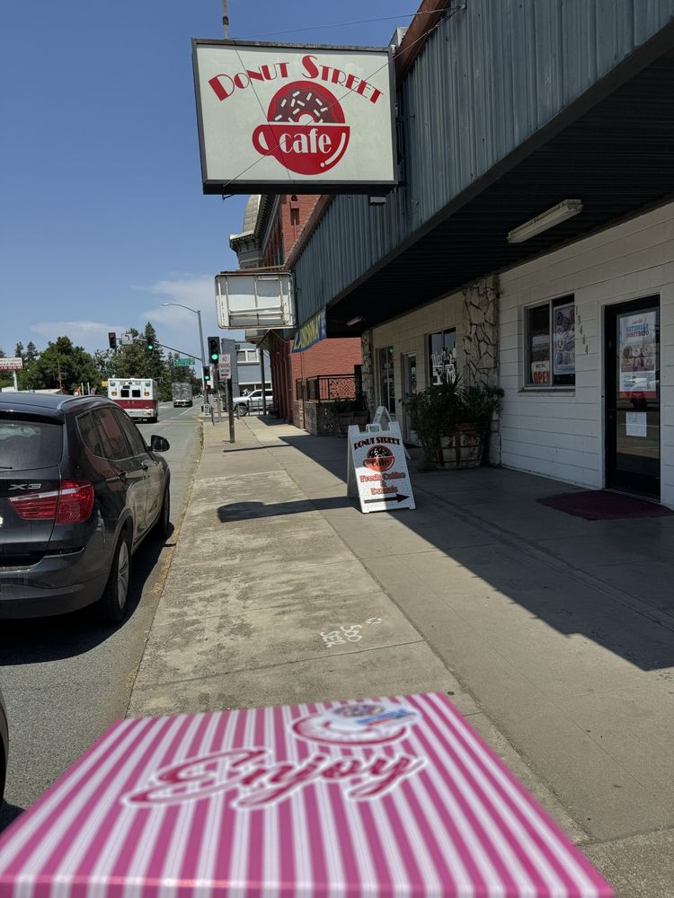 Donut Street Cafe - Lockeford Logo