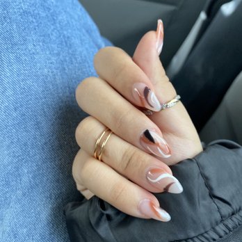Luxx Nails Bar - I really love the service, workers were kind and offered drinks. Very flexible as well. Has a 7 day free fix which i really appreciate. - Nail Salons Near Me - Aurora, Colorado
