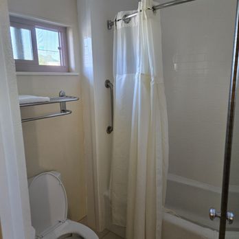 Best Western Plus Black Oak - Excellent shower pressure & ideal window to vent - Hotels Near Me - Paso Robles, California Best Western Plus Black Oak - Excellent shower pressure & ideal window to vent - Hotels Near Me - Paso Robles, California
