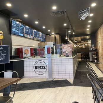 Pizzeria Bros - Inside looking towards the back of the restaurant. - Pizza Near Me - Montreal, Quebec