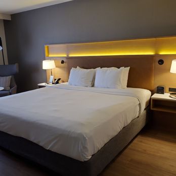 Radisson Hotel Phoenix Airport - King bed - Hotels Near Me - Phoenix, Arizona
