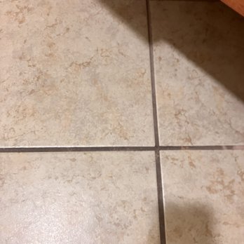 Hampton Inn Santa Rosa - Dirty grout and tiles - Hotels Near Me - Santa Rosa, New Mexico