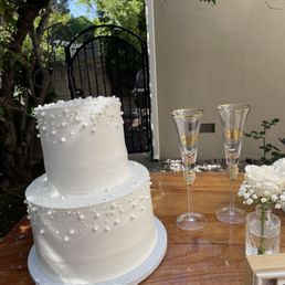 Our wedding cake was so beautiful and elegant! Our wedding cake was so beautiful and elegant!