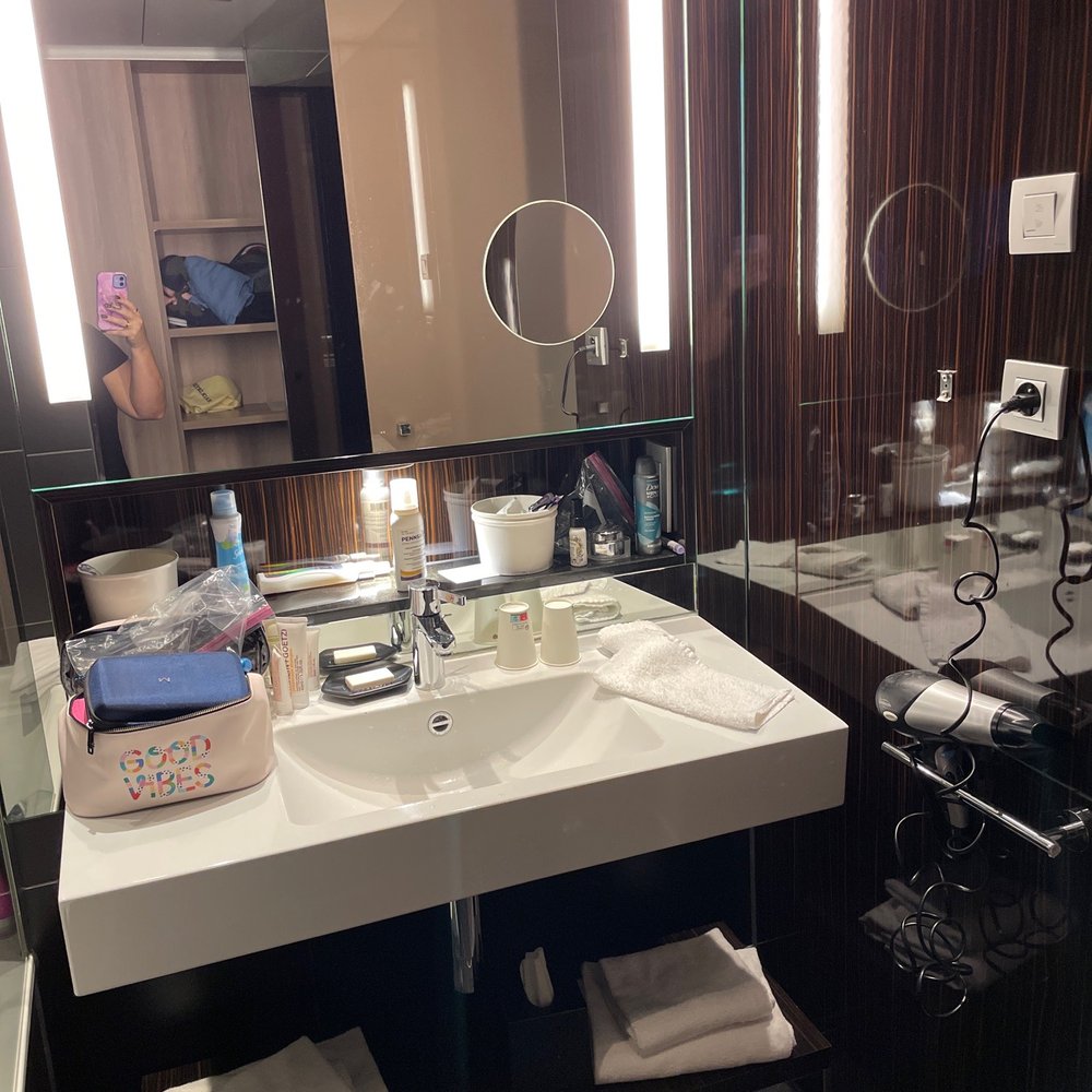Vanity but only in rooms w toilette in tub room