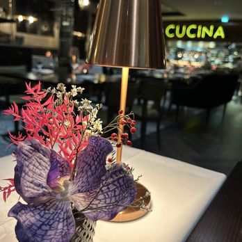 Pascarella - Flowers on the table. Open kitchen in the background - Pizza Near Me - Berlin, BE Pascarella - Flowers on the table. Open kitchen in the background - Pizza Near Me - Berlin, BE