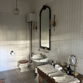 Brinnwood Bed & Breakfast - Beautiful bathrooms - Bed & Breakfast Near Me - Sutter Creek, California Brinnwood Bed & Breakfast - Beautiful bathrooms - Bed & Breakfast Near Me - Sutter Creek, California