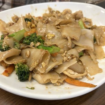 Mai Thai Restaurant - Pad se ew.  Yum - Thai Near Me - Fort Worth, Texas