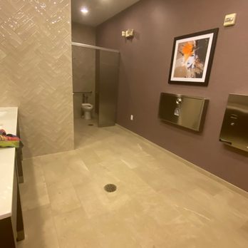 DoubleTree by Hilton Hotel Raleigh - Cary - Bathroom. - Hotels Near Me - Cary, North Carolina
