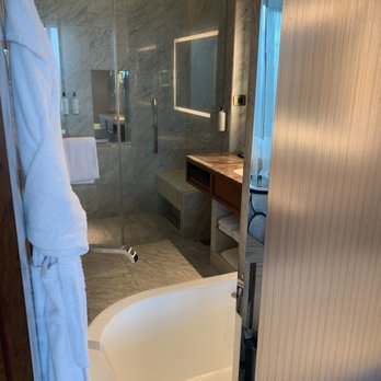 Grand Hyatt Manila - Hotels Near Me - Taguig, NCR
