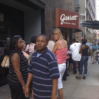 Garrett Popcorn Shops - Long line at Jackson location - Popcorn Shops Near Me - Chicago, Illinois