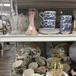 Memory Lane Antiques & Collectibles - Various glass and ceramic ware